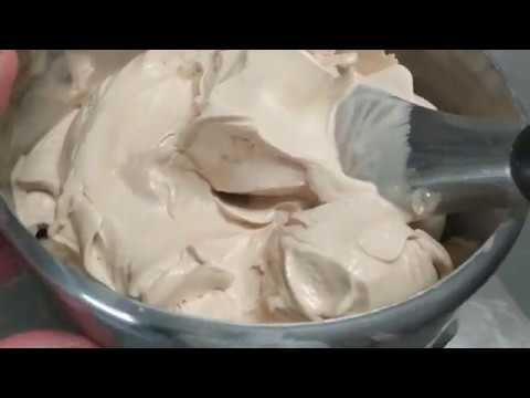 Il gelato alla nocciola con gelatiera: una delizia cremosa arricchita con pasta di nocciole!